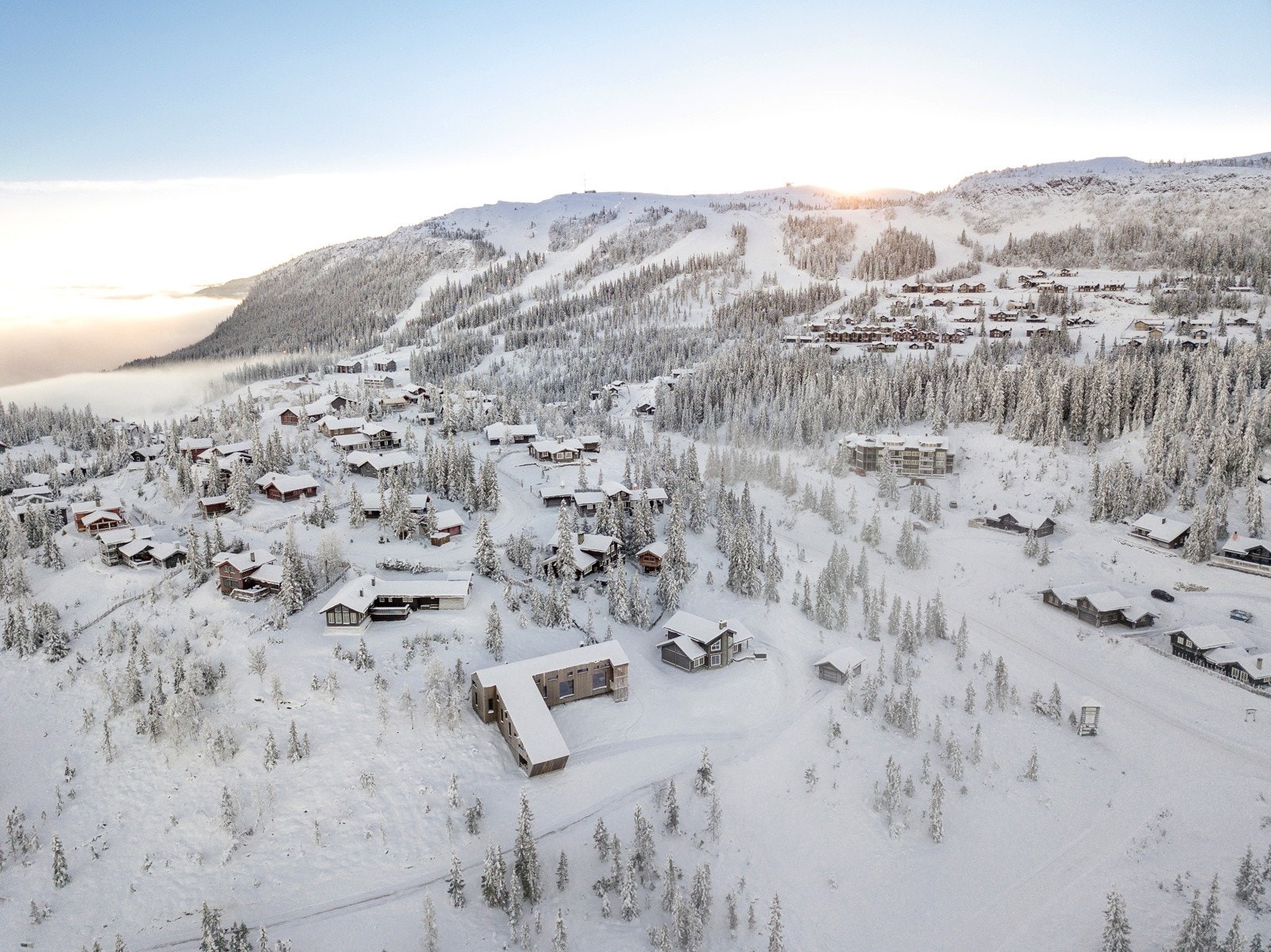 Moderne arkitektur som er tilpasset tomten Galleribilde