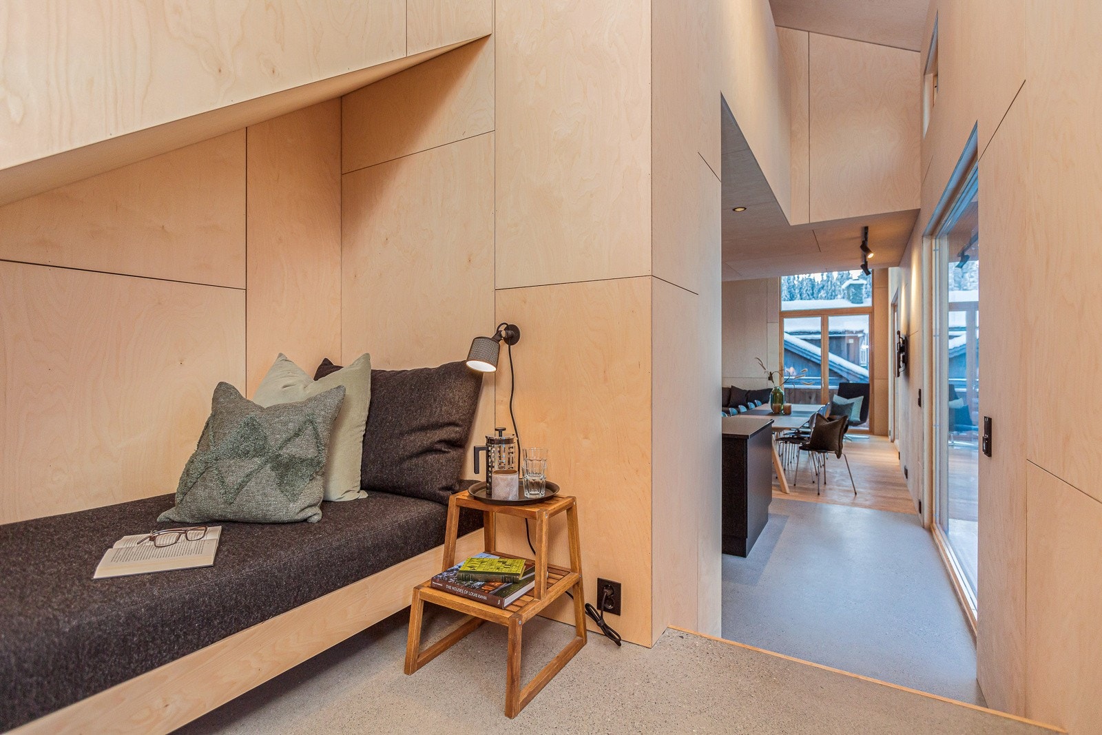 God utnyttelse av rommet med benk under trapp Galleribilde