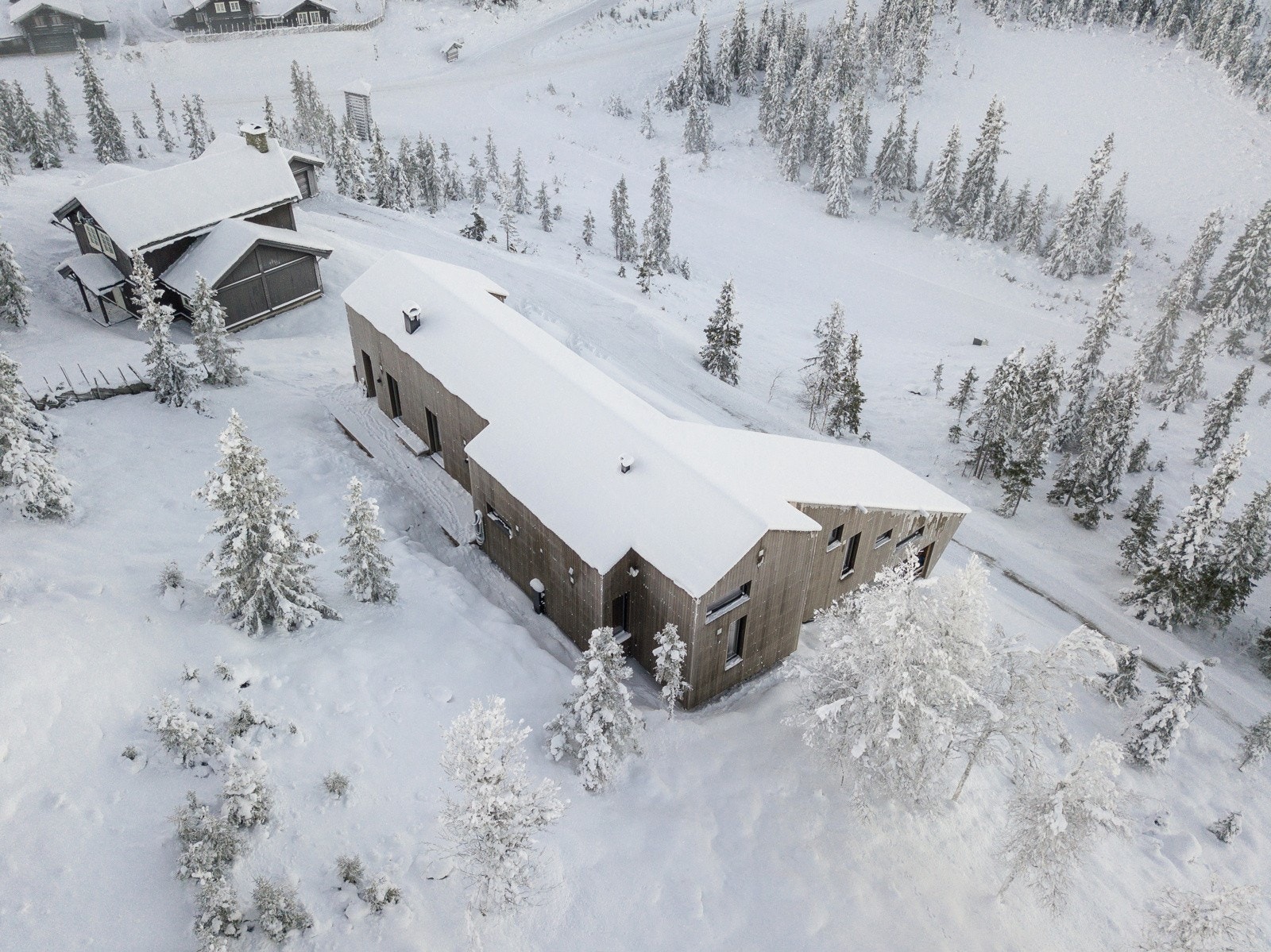 Moderne arkitektur som er tilpasset tomten Galleribilde