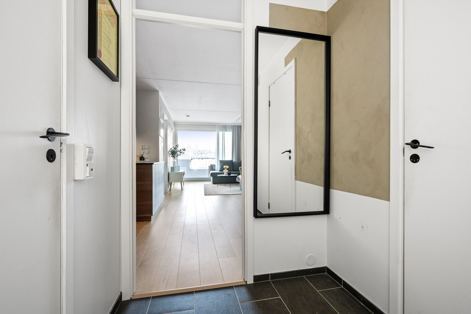 Entréen er innbydende og har fliser på gulv og er direkte tilknyttet garderoberom. Galleribilde