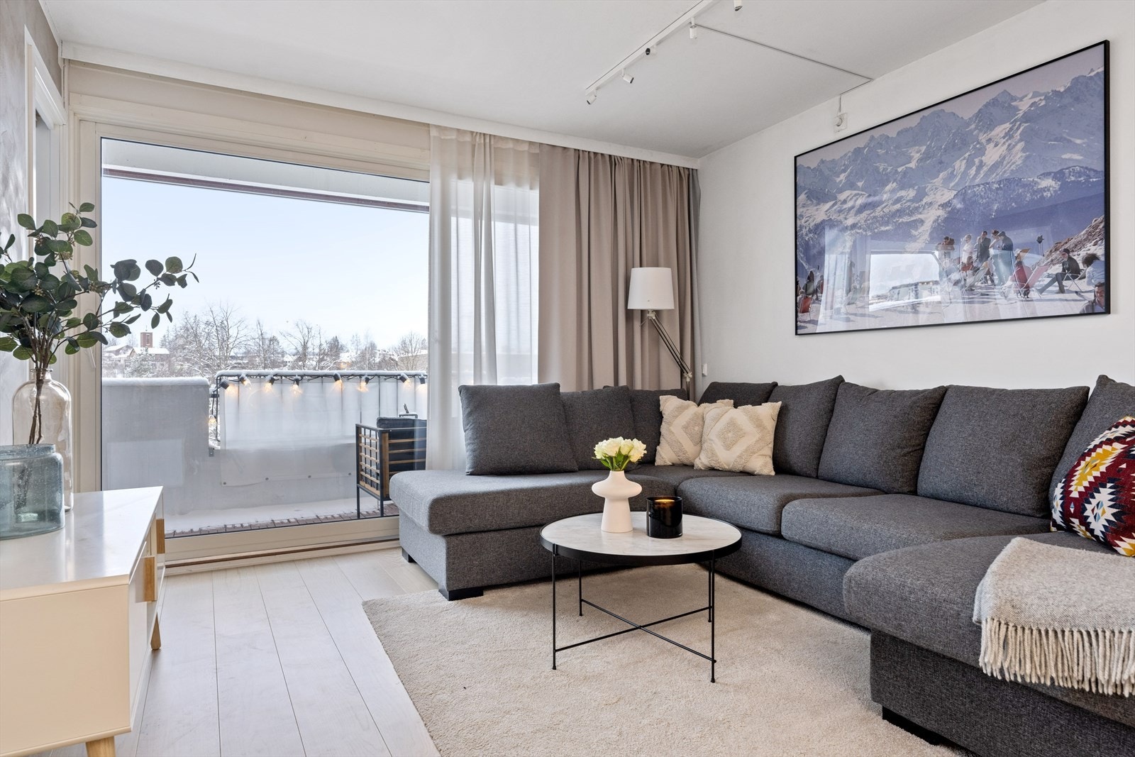 Leiligheten er beliggende i byggets 4. etasje og er arealeffektiv. Fra stuen er det adkomst til en hyggelig vestvendt veranda. Galleribilde