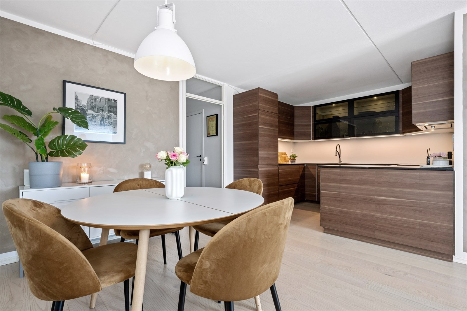 KJøkkenet er i åpen løsning med stuen og har nyere innredning fra 2016. Her er det kjøkkenskap fra IKEA og granitt benkeplate fra Diapol. Galleribilde