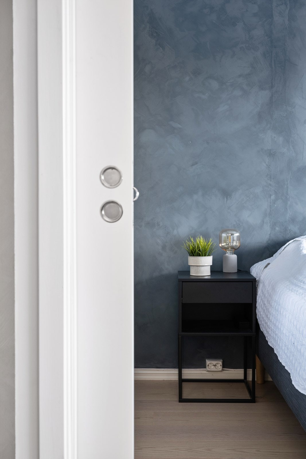 Det er adkomst til boligens soverom via to skyvedører som bidrar til økt funksjonalitet. Galleribilde