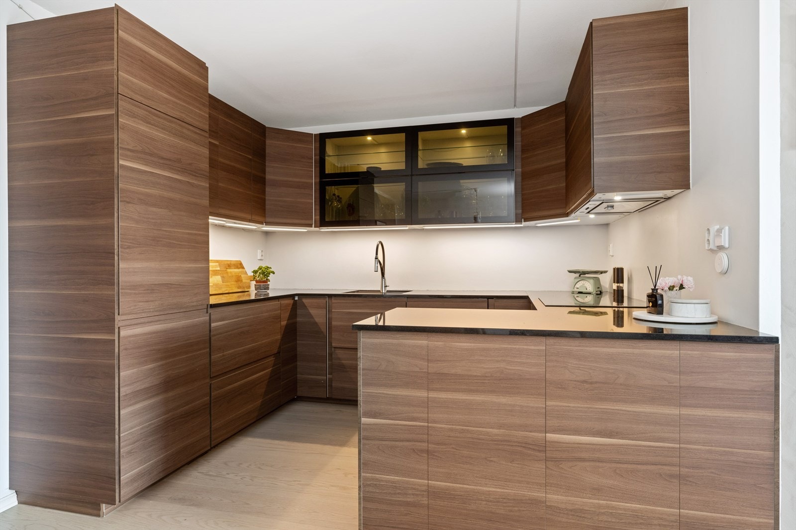 Det er rikelig med benke- og oppbevaringsplass. Det er integrert induksjonstopp og stekeovn m/pyrolysefunksjon. Oppvaskmaskin samt kjøle-/fryseskap er fra 2019. Galleribilde