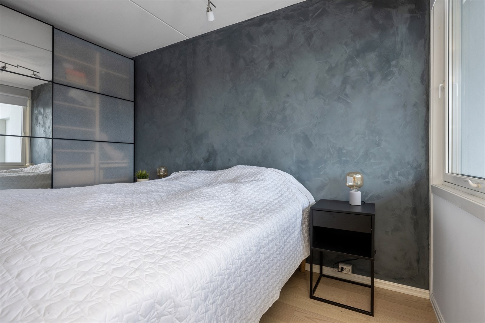 Boligens soverom er lunt og luftig. Her er det rom for en stor dobbeltseng og tilhørende møblement. Galleribilde