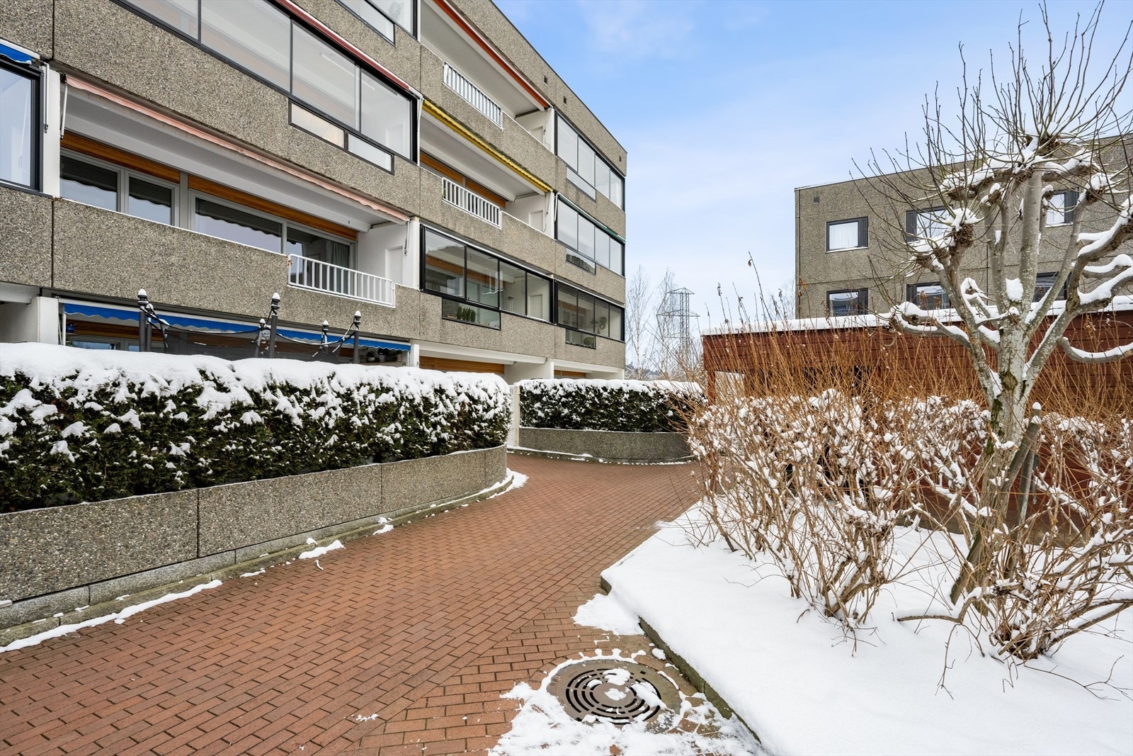 Adsfalterte gangstier er oppvarmet for enkel adkomst til leiligheten. Galleribilde