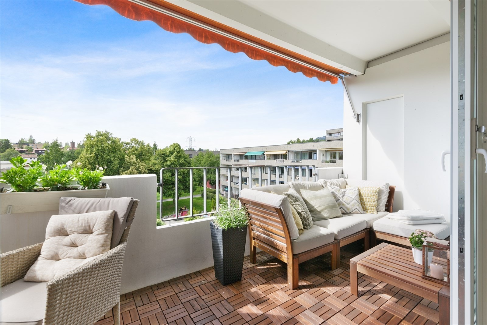 Verandaen har ettermiddags- og kveldssol og er av god størrelse på ca. 10 kvm. Galleribilde