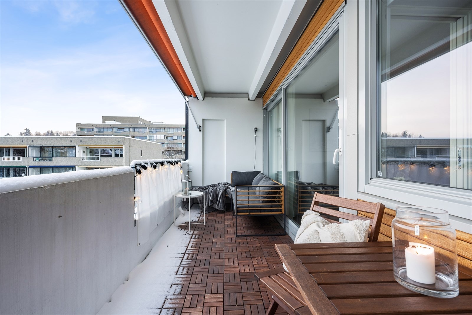 Det er rom for sitte- og spisegruppe og byr på flott utsikt mot grøntarealer. Galleribilde