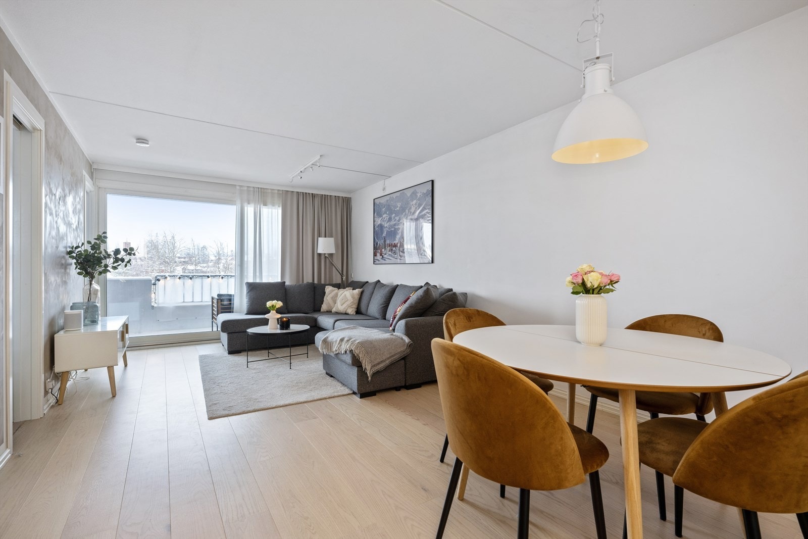 Stuen får rikelig med naturlig lys fra store vindusflater og har en god romfølelse. Galleribilde