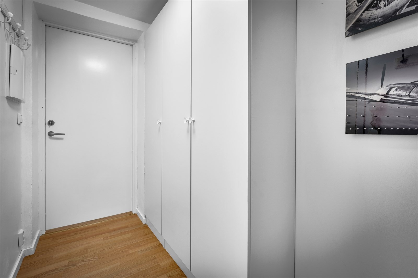 Entré/gang med plass til å sette fra seg sko og henge fra seg yttertøy. Entréen er innredet med garderobeskap med plass for oppbevaring. Galleribilde