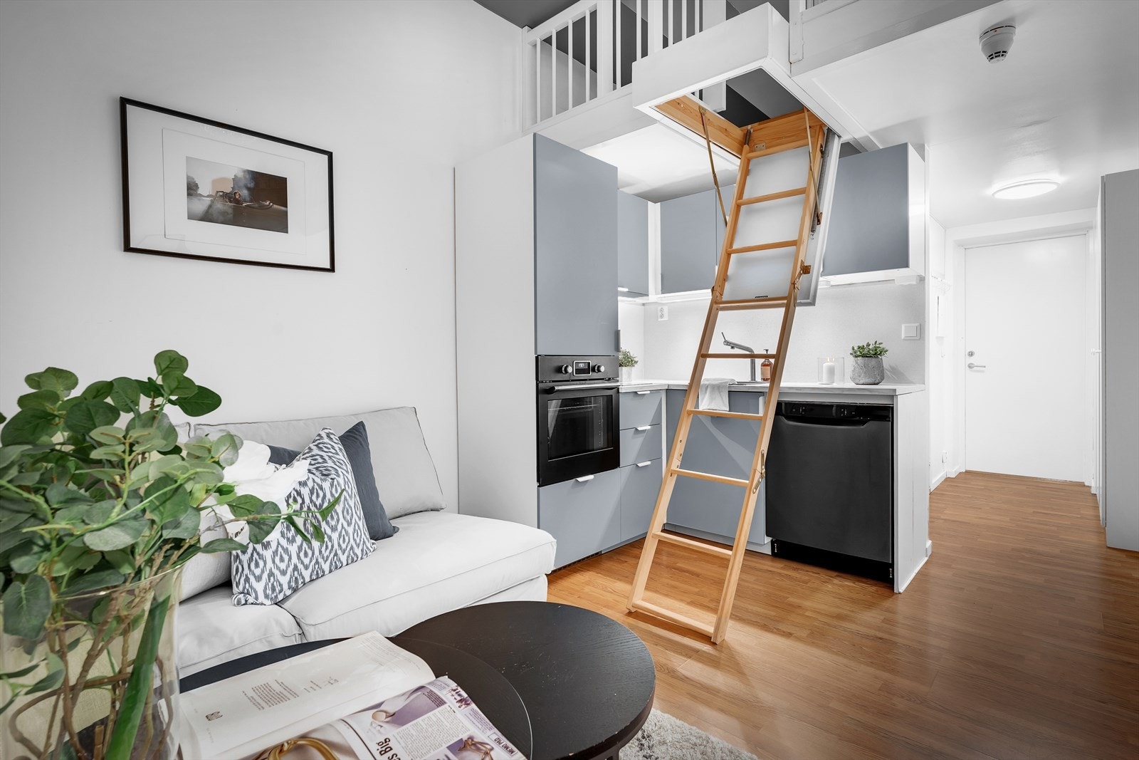 Det er montert en praktisk nedfellbar loftstrapp opp til hemsen. Galleribilde
