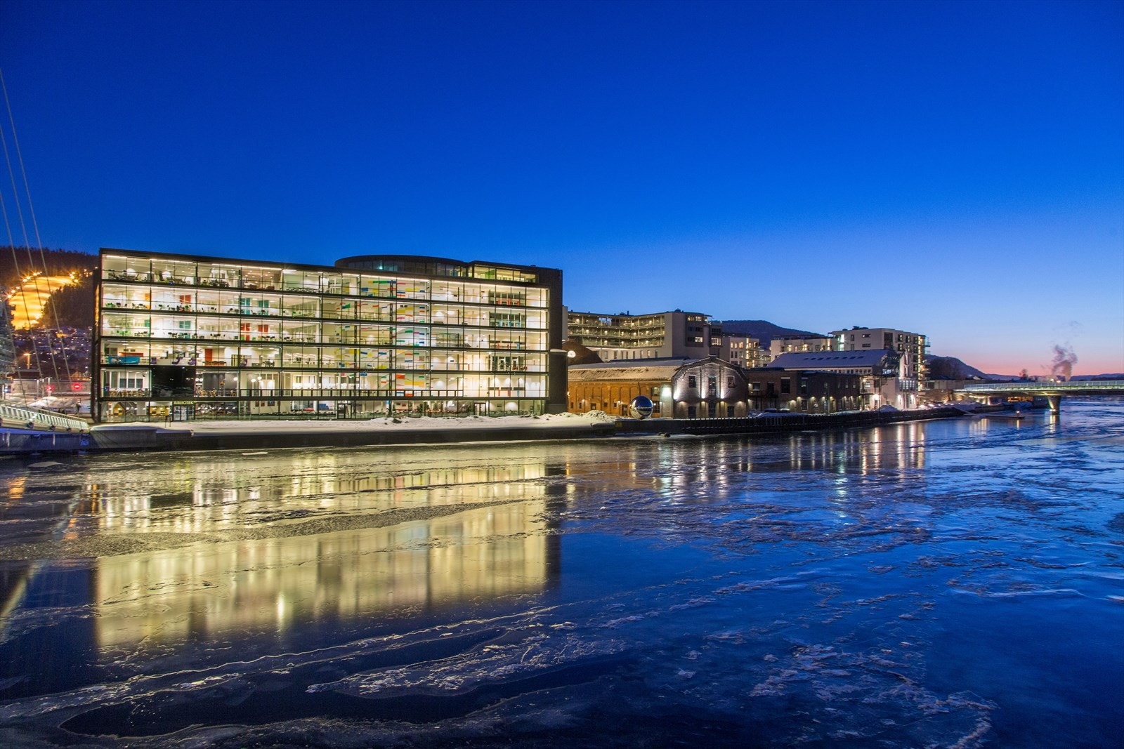 Det er gangavstand til universitetet og treningsentre. Galleribilde