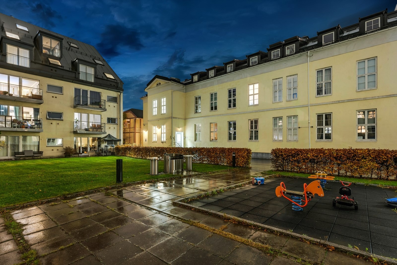 Eiendommen er pent opparbeidet med beplantet felles hage og asfaltert gårdsplass/bakgård. Galleribilde