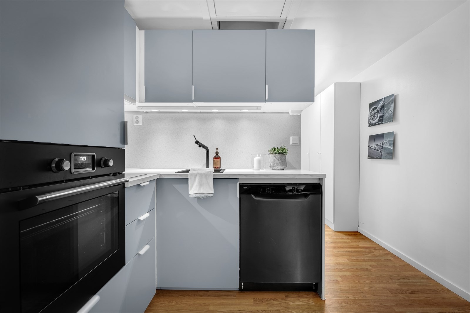 Det er laminert benkeplate med nedfelt oppvaskkum og ventilator over komfyr med kullfilter. Galleribilde