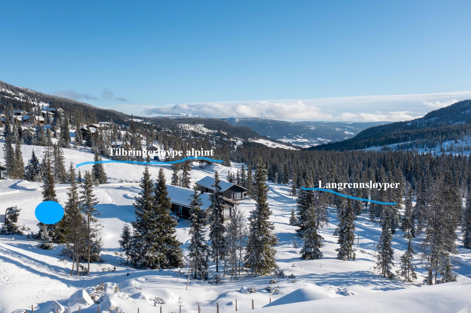 Utsikt fra tomt mot øst.
Løyper markert
Foto: Mono Media Galleribilde