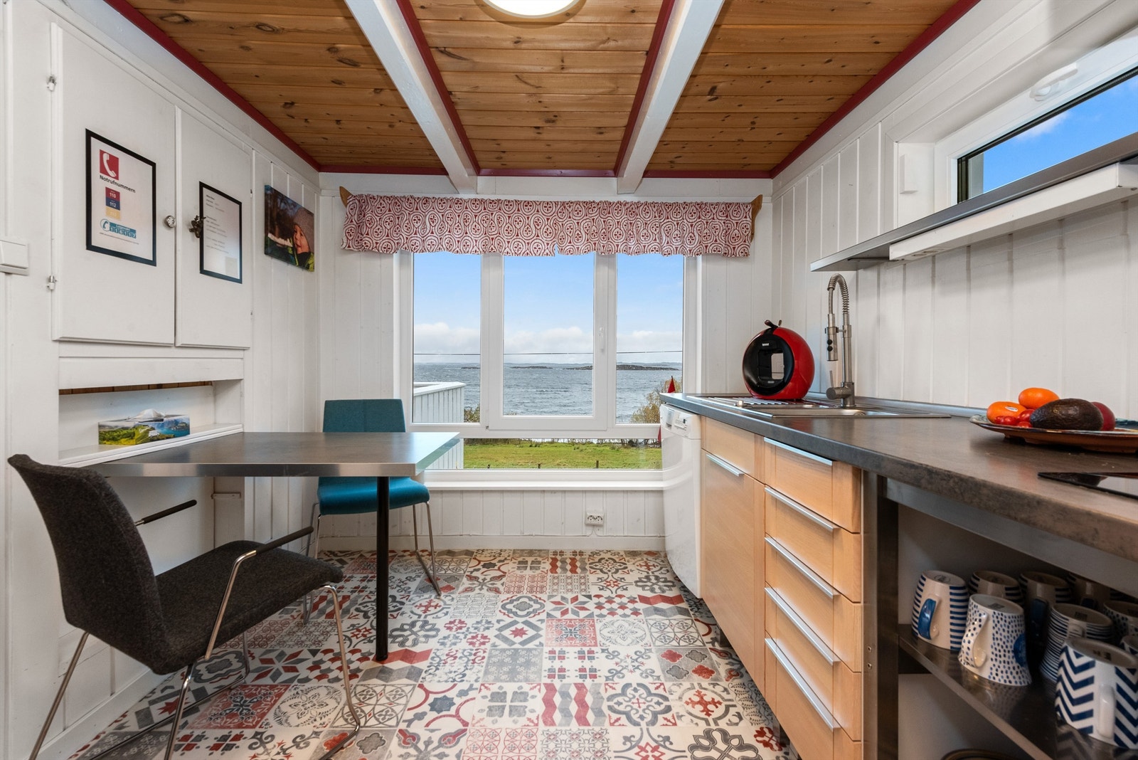 Også fra kjøkken er det store vedlikeholdsfrie vinduer med fantastisk utsikt Galleribilde