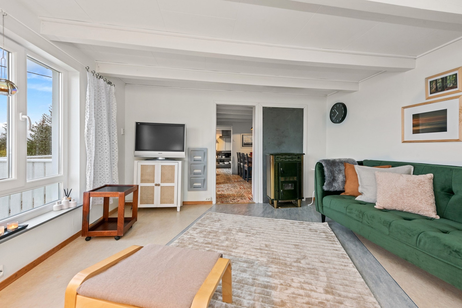 Fra TV-stuen mot spisestue og kjøkken Galleribilde