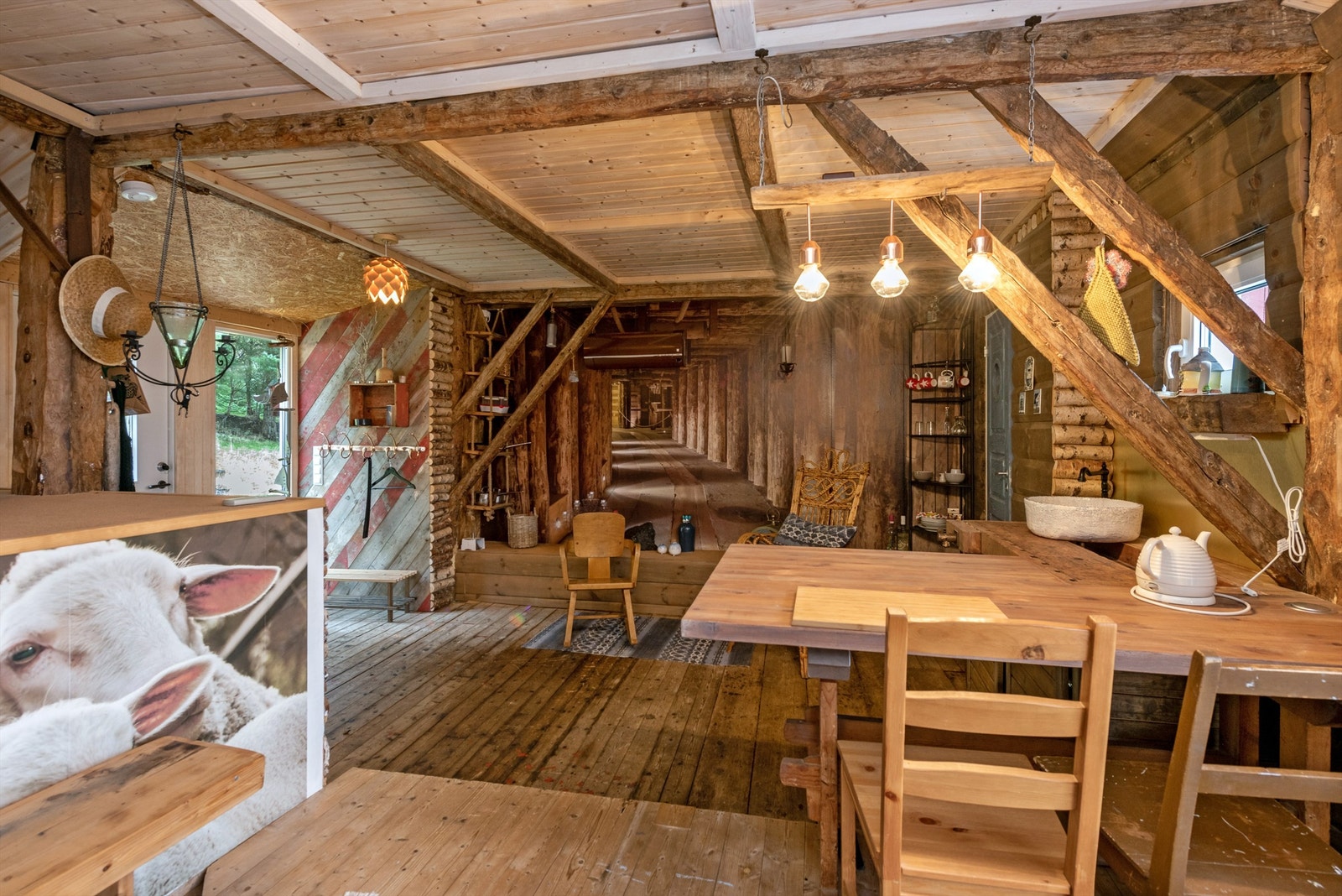 En del av 2. etasje i låvebygningen er innredet med både kjøkkenkrok og bad Galleribilde