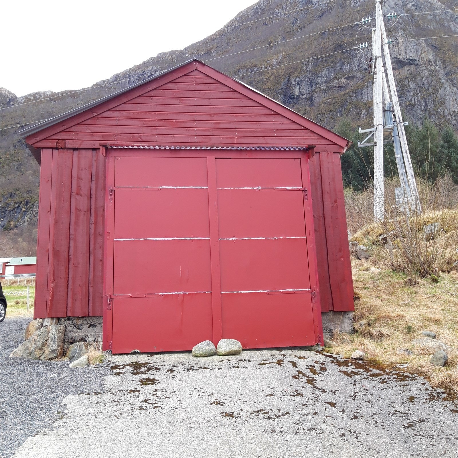 Naustet har nyere tofløyet port mot sjøen Galleribilde