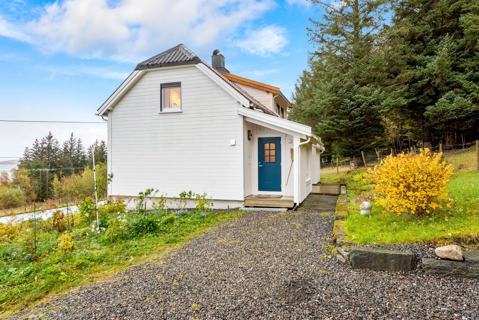 Vegger mot øst, vest og syd fikk i 2020/2021 ny kledning og ble isolert Galleribilde