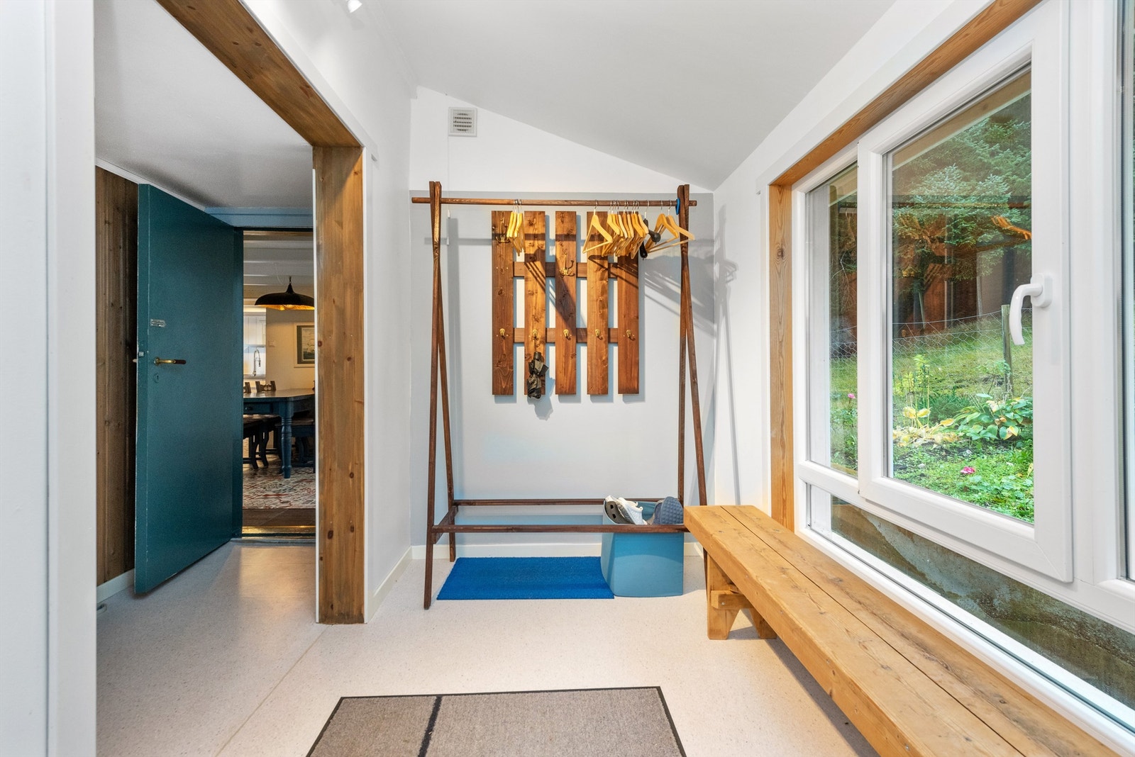 Entrè med nyere varmekabler og oppbevaringsmuligheter Galleribilde