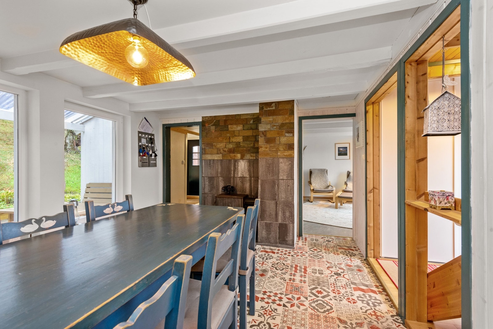 Både TV-stue og spisestue har peis Galleribilde