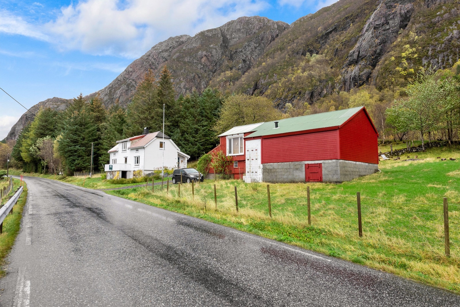 Eiendommen har både enebolig, garasje, låve og naust, samt båtplass Galleribilde