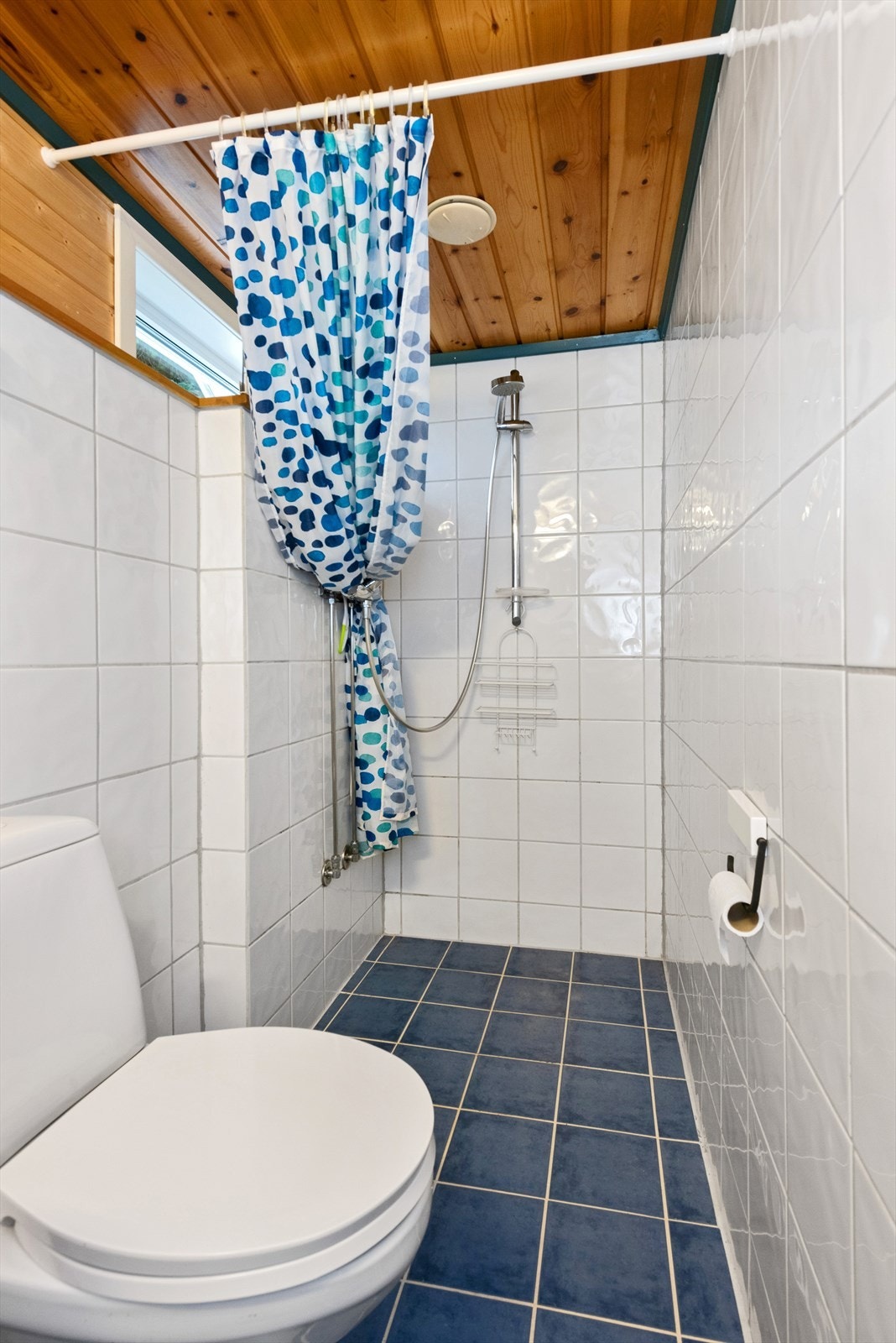 Baderom fra byggeår med oppgraderinger utført i 2013 Galleribilde