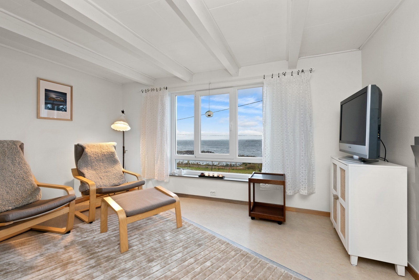 Det er nyere vedlikeholdsfrie vinduer i 1. og 2. etasje fra 2007-2010 Galleribilde