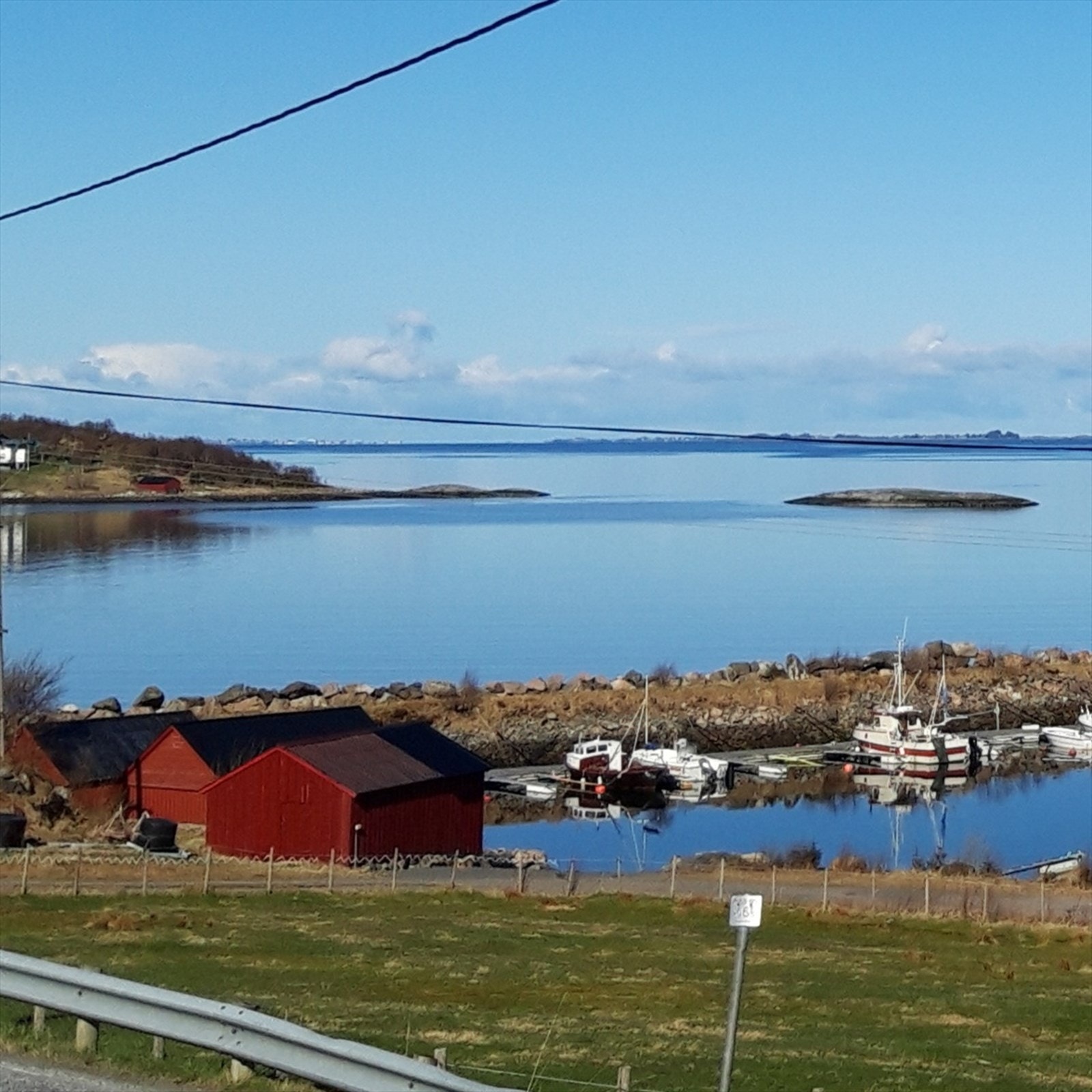 Fra huset ned mot naustet og småbåthavnen Galleribilde