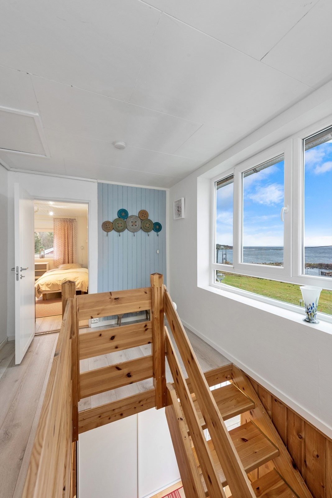 Trappegang i 2. etasje. Det er nyere laminatgulv i hele etasjen Galleribilde