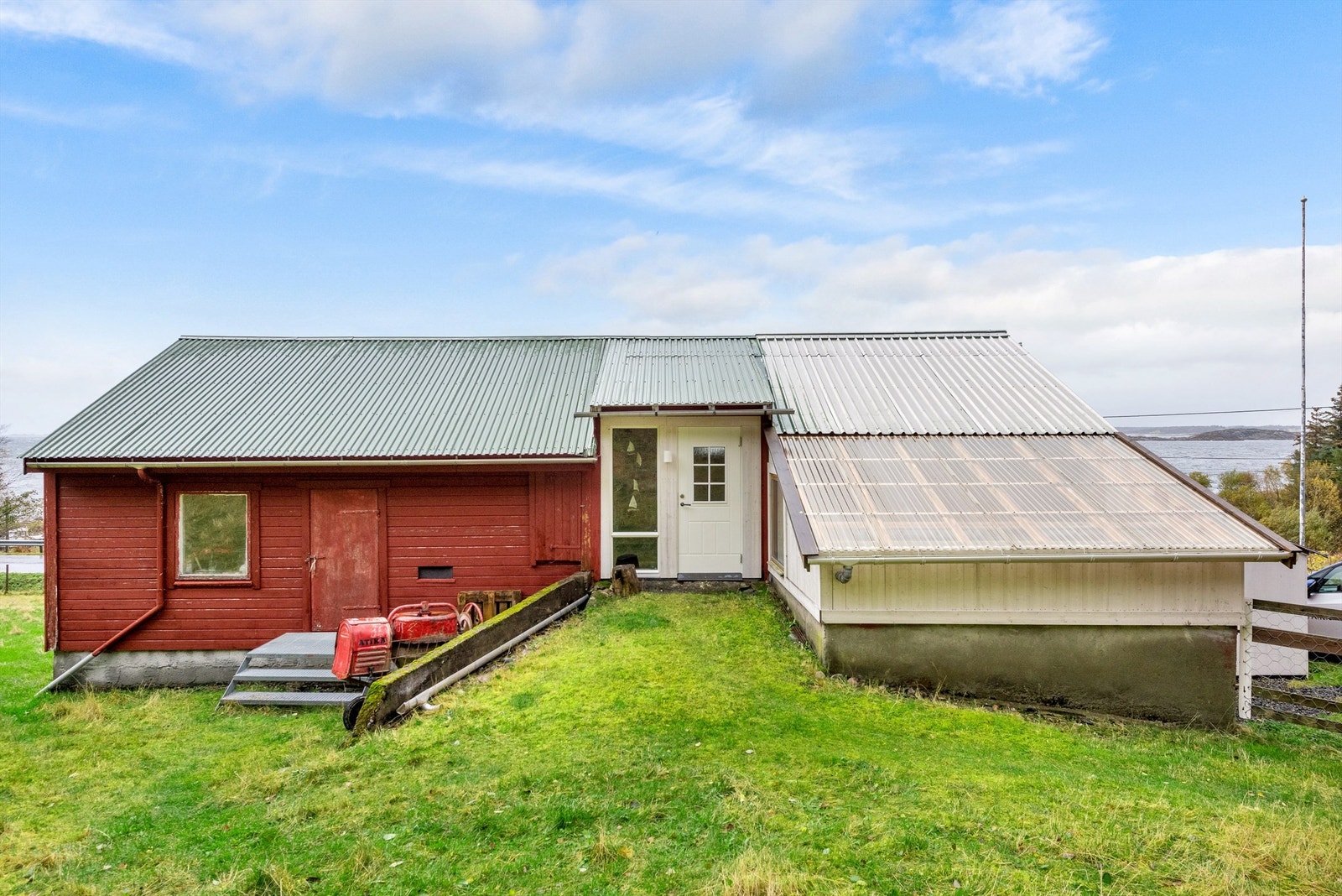 Inngangsparti til innredet rom i låvebygningen Galleribilde