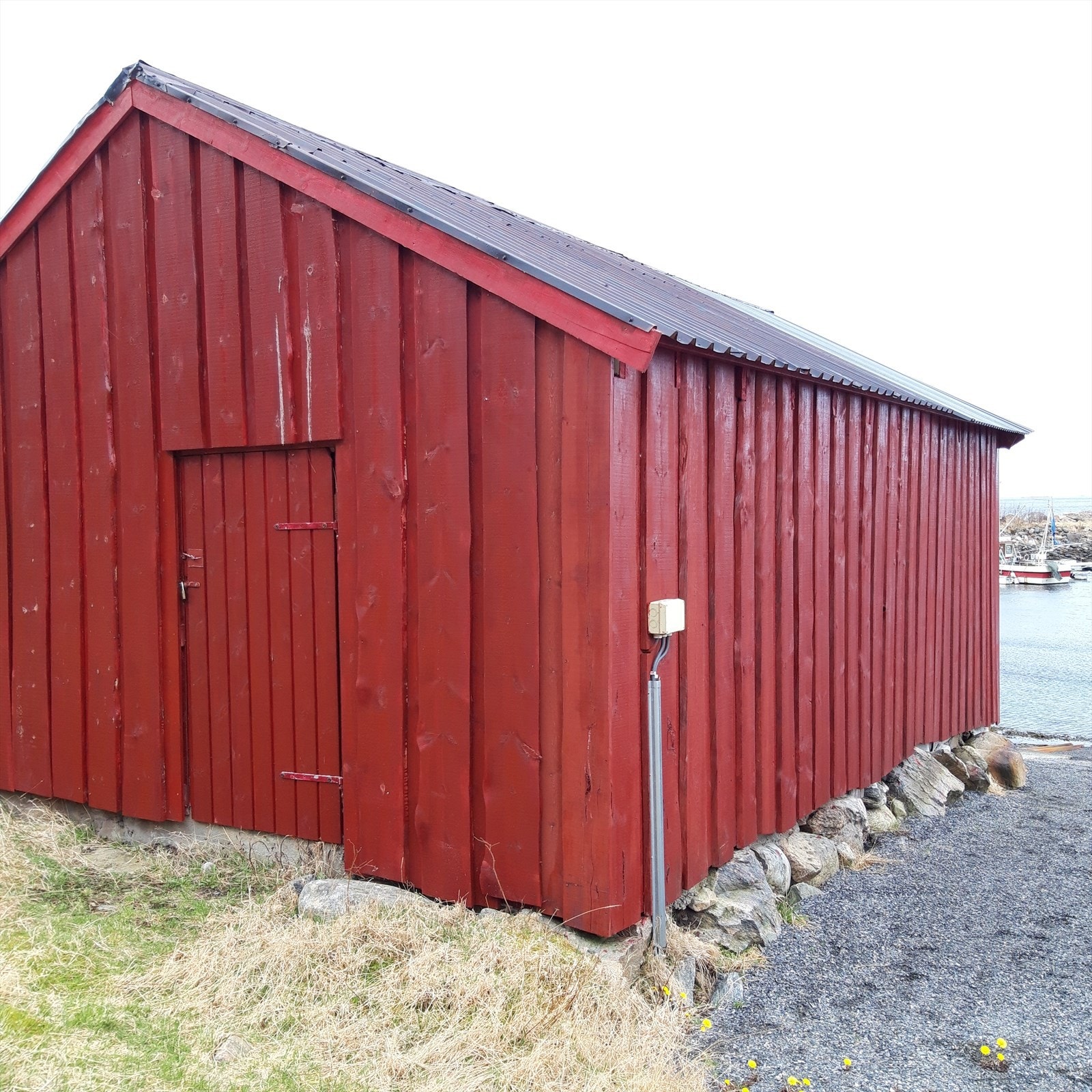 Det er nyere villmarkpanel på naustet mot øst, nord og sør, samt ny inngangsdør Galleribilde