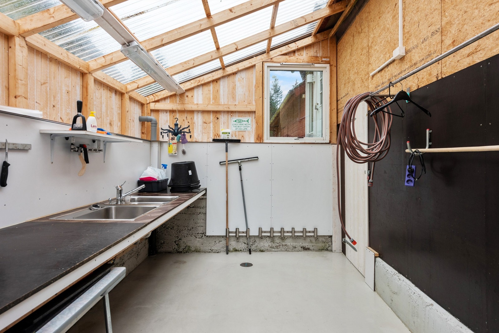 Låven har også et sløyerom med sløyebenk, skyllekar og Epoxy-belagt gulv med sluk Galleribilde