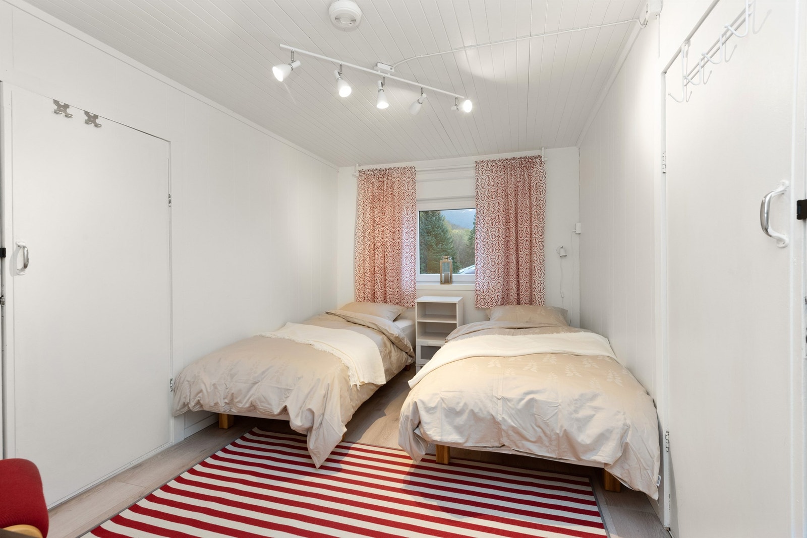 2. etasje har tre store soverom. Det første soverommet har kott på hver side Galleribilde