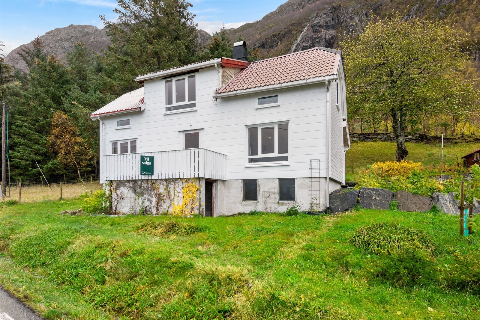 Boligen ligger fint til på Ræstad på Otrøya i Molde kommune Galleribilde