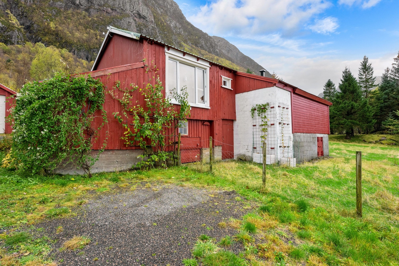 Fasade av låve: Det er også mer oppbevaringsmuligheter i låven enn vist på bilder Galleribilde