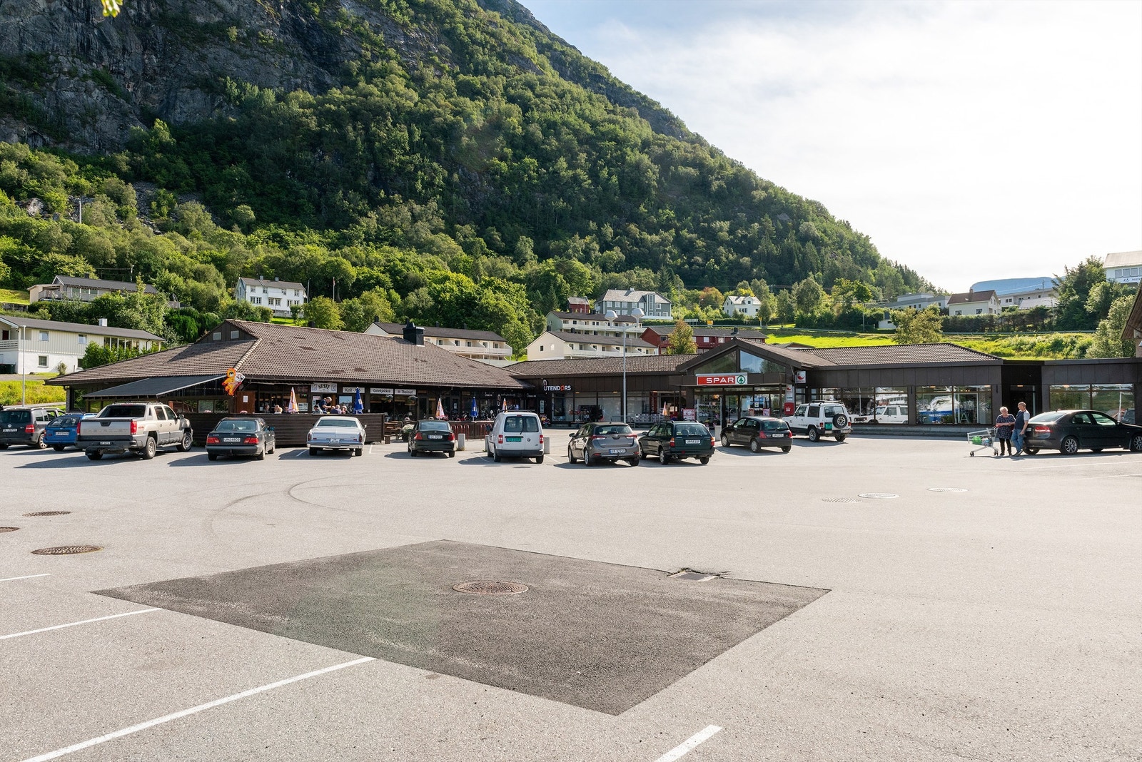 Senteret med blant annet kafè/bar, dagligvarebutikk, frisør, bank og fritidsbutikk Galleribilde