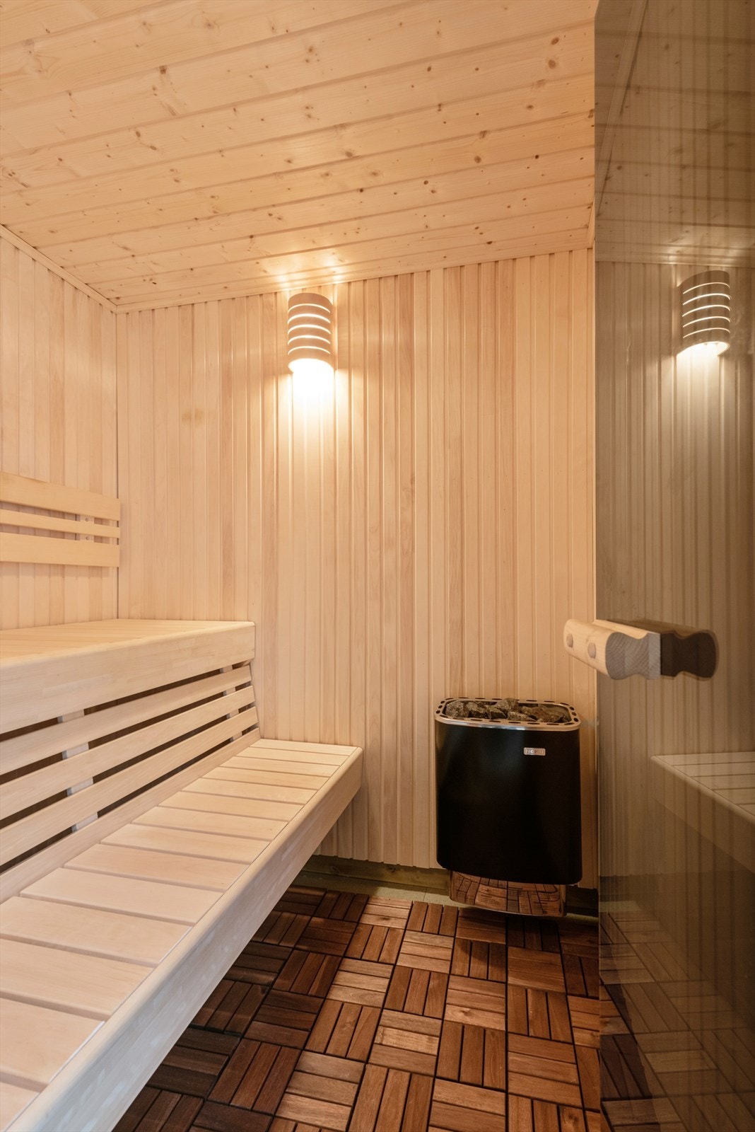 Det er innredet badstue med elektrisk ovn i 1. etasje av låve Galleribilde