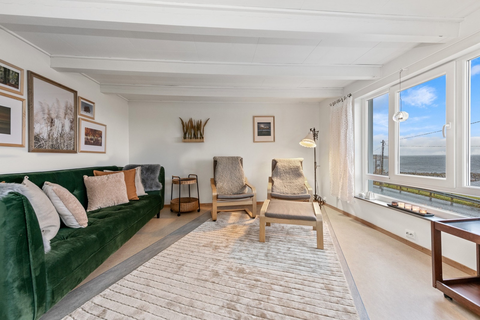 Boligen er inndelt i to stuer, hvor dette er TV-stuen Galleribilde