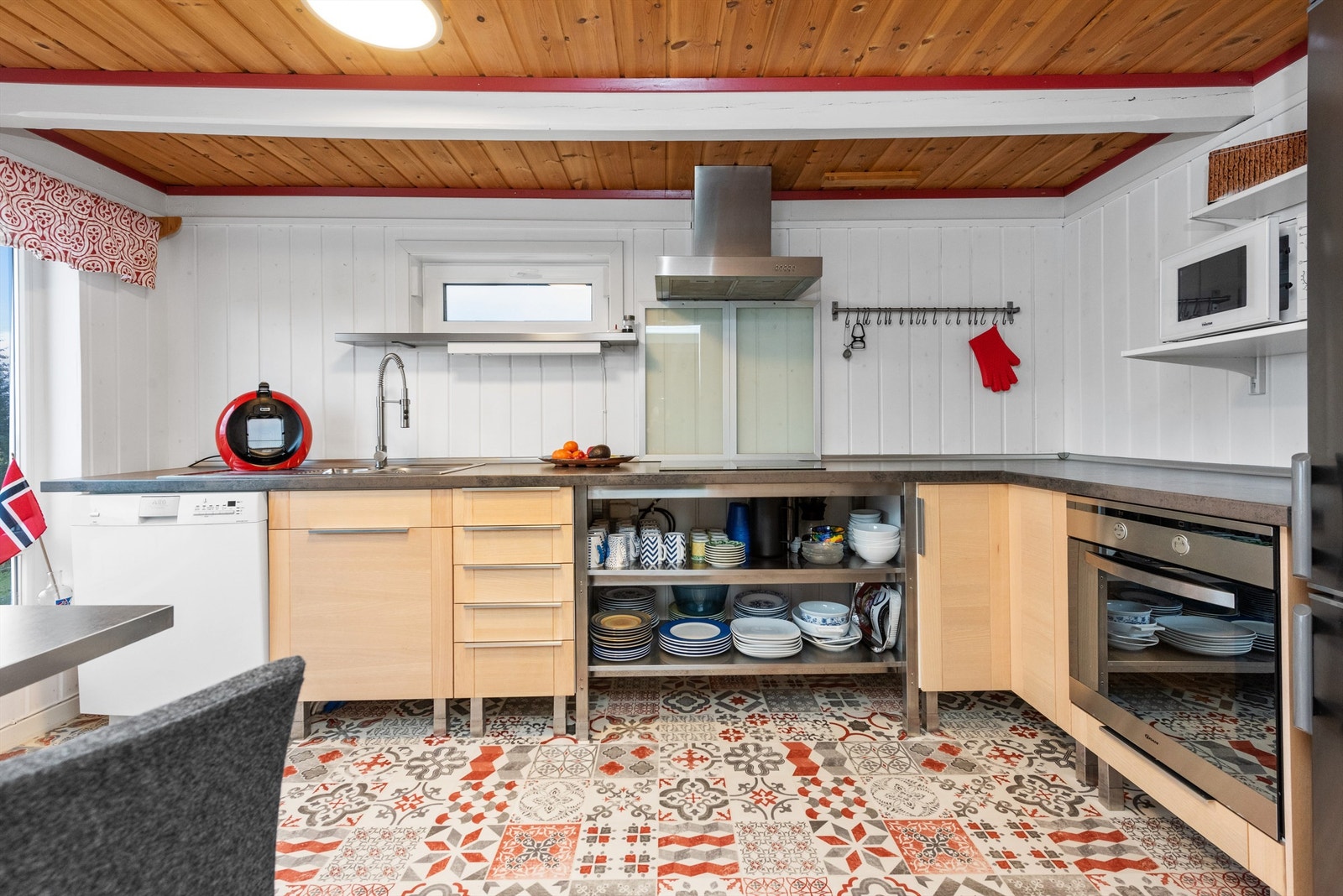 Kjøkken fra IKEA montert i 2011 med integrert komfyr og platetopp Galleribilde