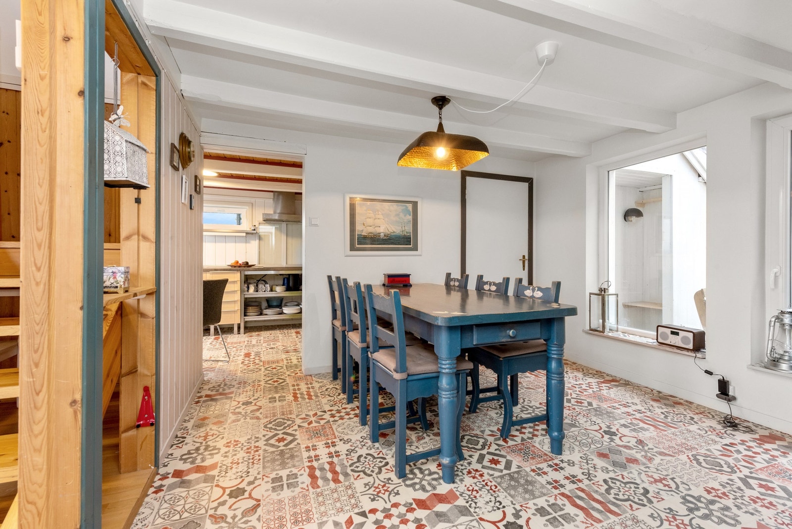 Spisestue og kjøkken har gjennomgående nyere vinylgulv, hvor det er montert varmekabler i kjøkken Galleribilde