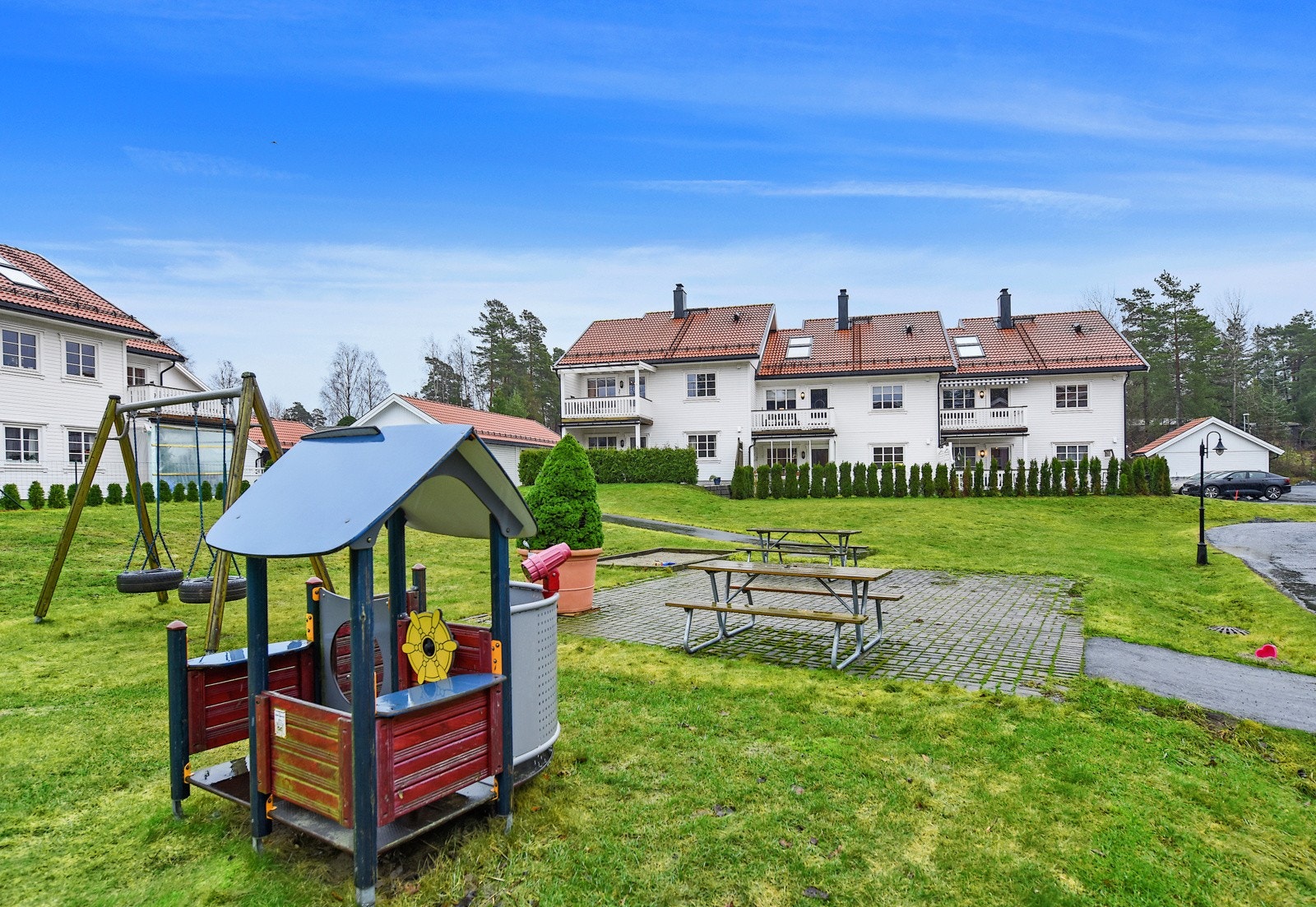 Det er to store lekeplasser på eiendommen og ballplass på naboeiendommen. Galleribilde