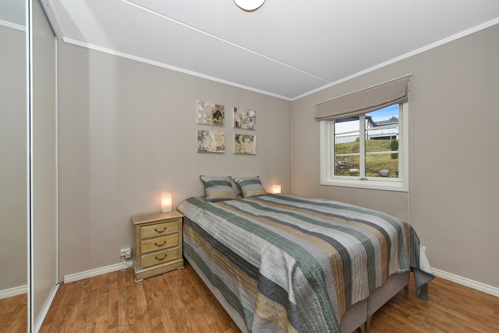 Begge soverommene er malt i lyse, pene farger. Galleribilde