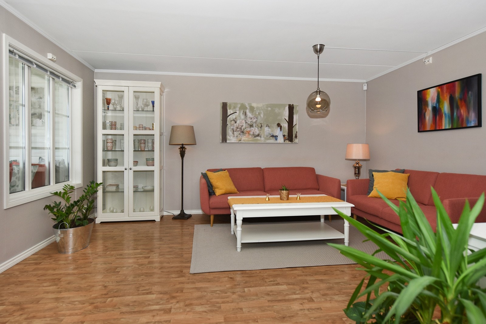 Ved å velge nøytrale farger på veggene kan man enkelt supplere med egen stil og favorittfarge på gardiner, puter og annet inventar. Galleribilde