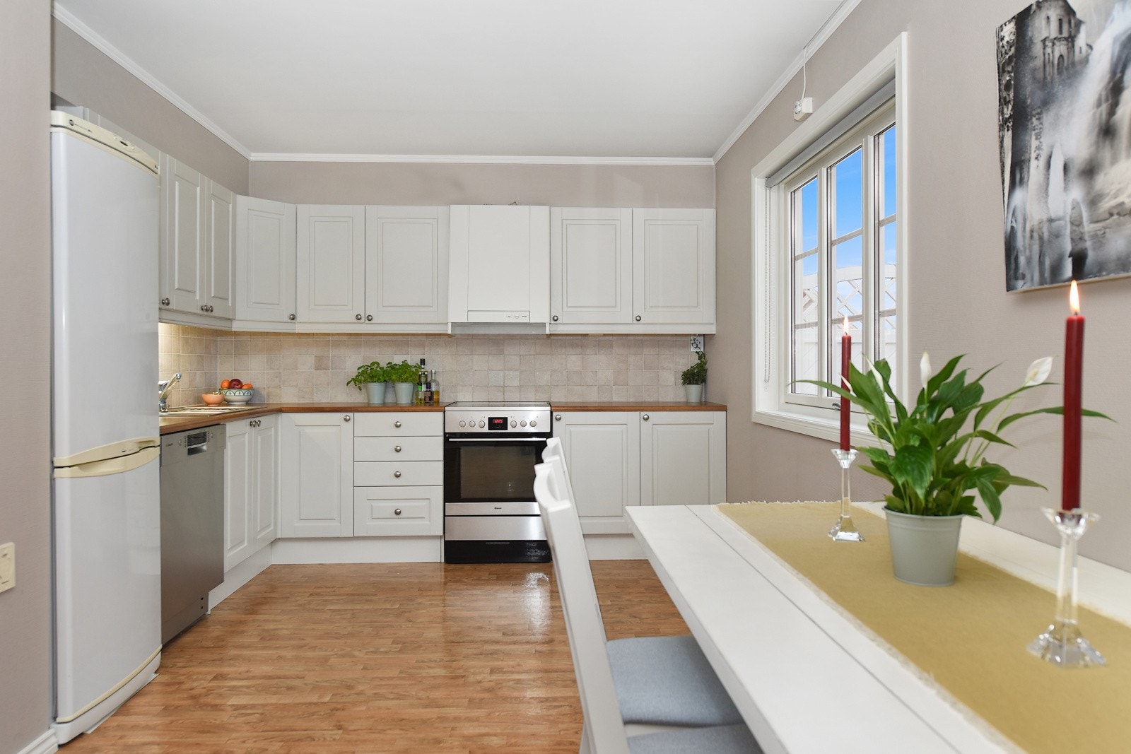 De hyggelige måltider kan man fint lage i fellesskap på det svært så funksjonelle og innholdsrike kjøkkenet. Galleribilde