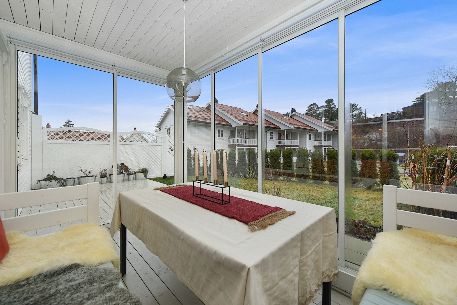 Den innglasede terrassen er omsøkt og godkjent i sameiets styret. Galleribilde