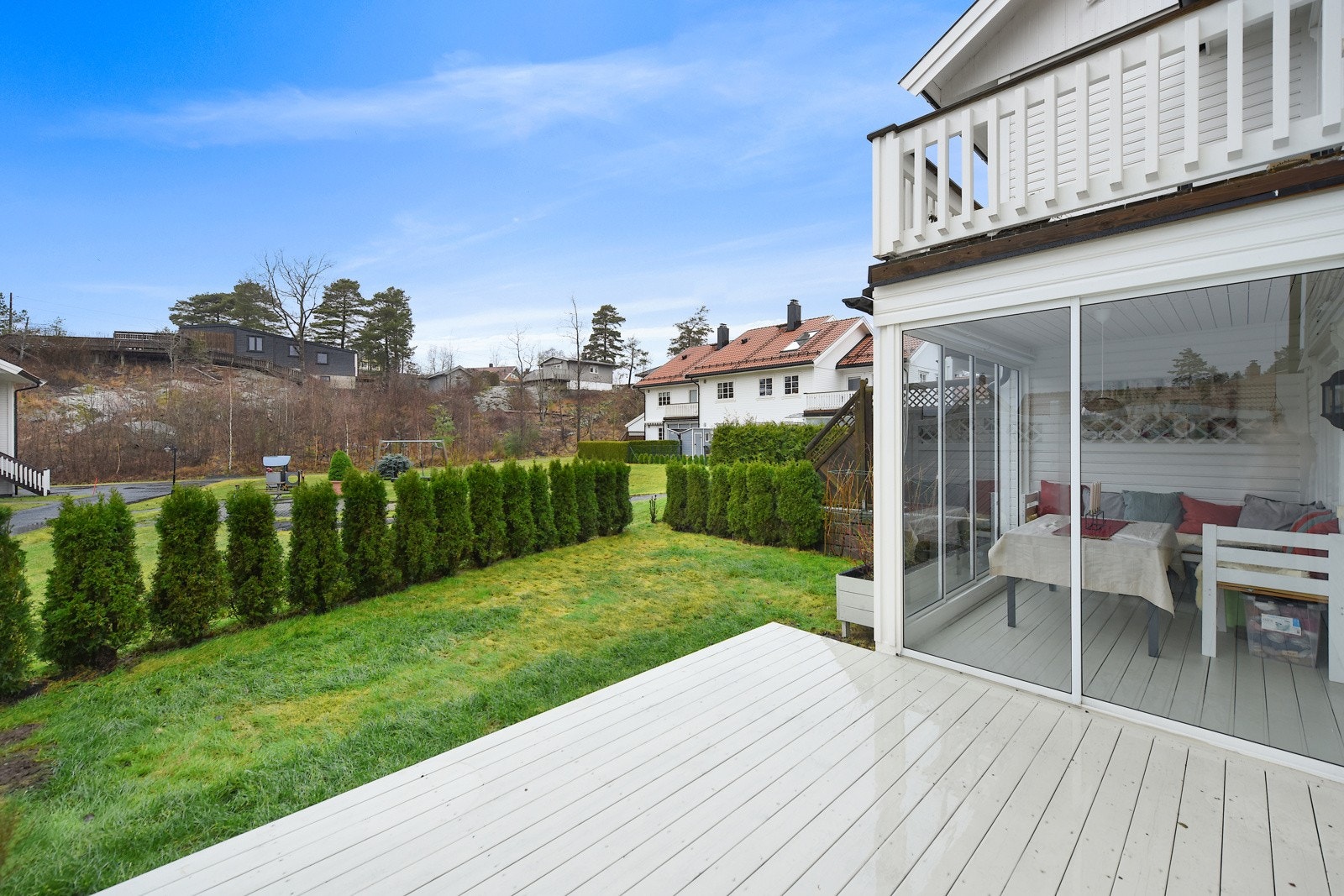 Markterrasse med god plass til sittegruppe, grill og ellers det man skulle trenge for å nyte utetid. Galleribilde