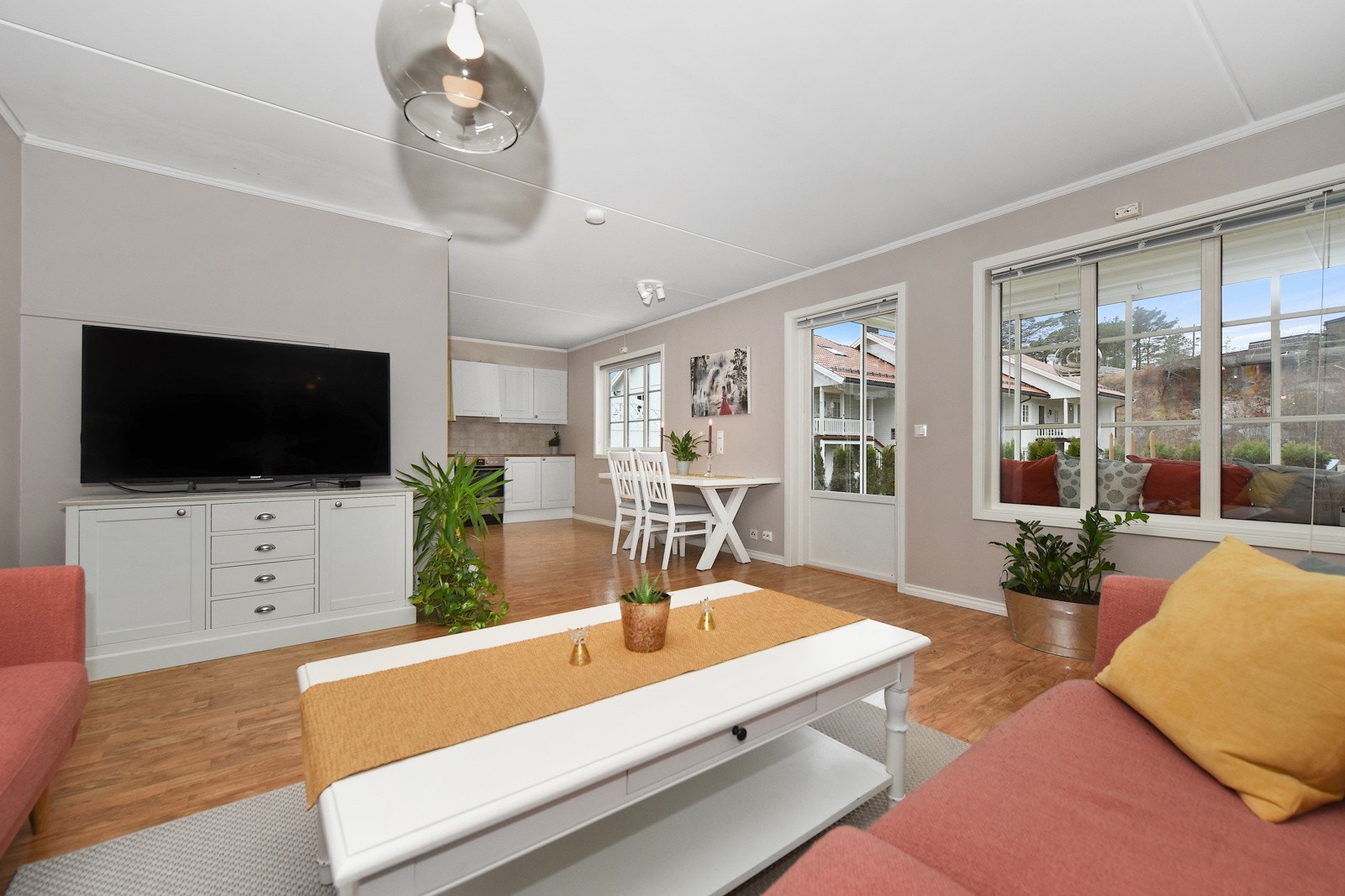 Stuen er holdt i en lys, nøytral farge, i likhet med resten av leiligheten. Galleribilde