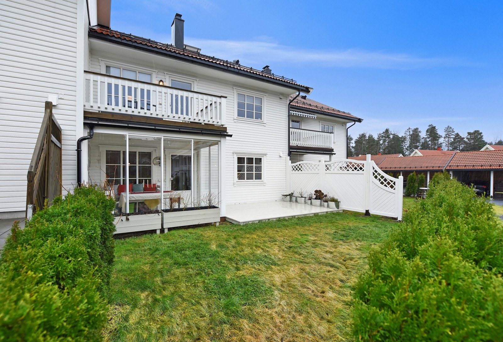 Ifølge selger har leiligheten morgensol frem til kl. 13 på inngangssiden og sol fra kl. 14 til 22 på verandasiden sommerstid. Galleribilde